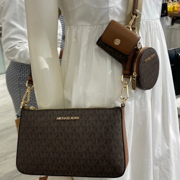 MICHAEL KORS
Jet Set Logo Crossbody Bag with Case Apple Airpods Pro®
Brown
NWT - Picture 2 of 16